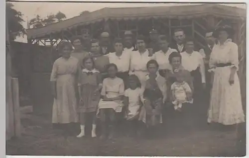 (29050) orig. Foto Gruppenbild: Frauen, Kinder und Soldaten, bis 1918