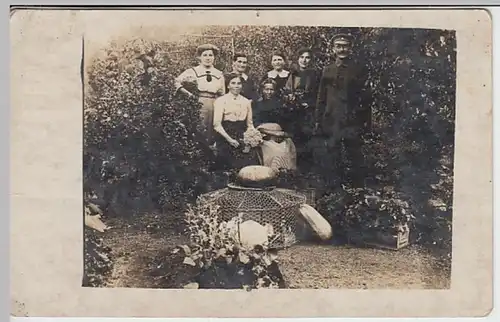 (28706) orig. Foto Damen präsentieren Gartenfrüchte, Kaninchen, vor 1945