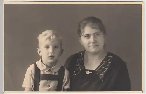 (28841) orig. Foto Porträt Mutter und Sohn, vor 1945