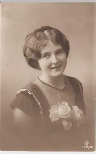 (26436) Foto AK junge Frau mit Rosen am Kleid, Feldpost 1915