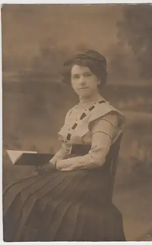 (26438) Foto AK junge Frau mit Buch 1916