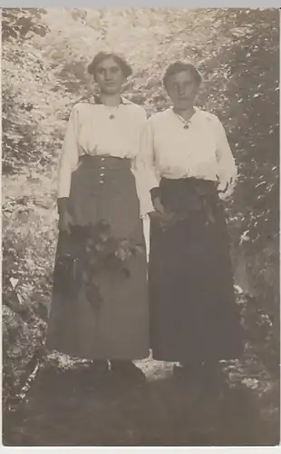 (25848) Foto AK zwei junge Frauen mit Blumen, Konfirmation? vor 1945