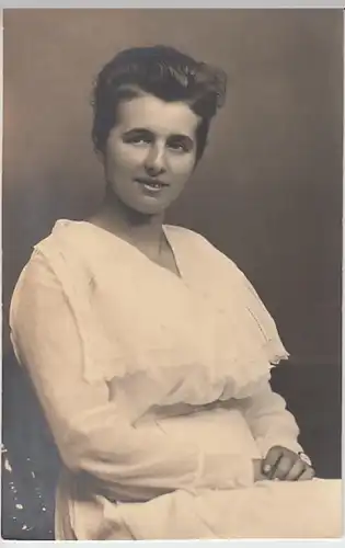 (22705) Foto AK Junge Frau im weißen Kleid, Gertrud Kro..., 1922