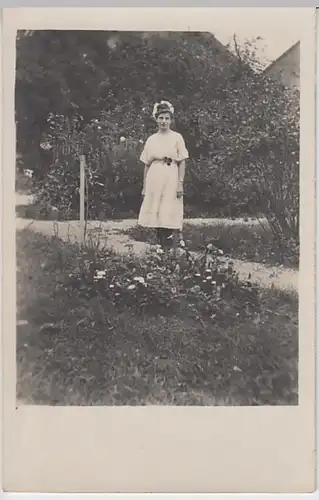 (22699) Foto AK Junge Frau mit Schleife im Garten, vor 1945