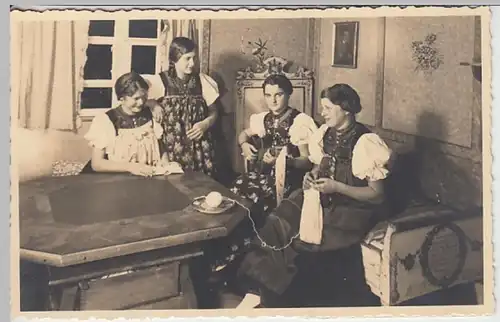 (22696) Foto AK Junge Frauen in Tracht, Fotograf Riezlern, vor 1945