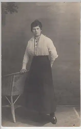 (21841) Foto AK Junge Frau mit Kreuz, Porträt, vor 1945