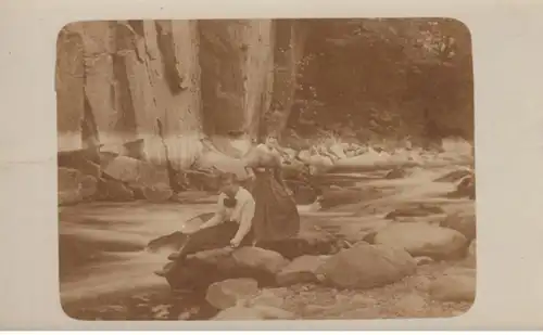 (216) Foto AK  Zwei Frauen am Fluss, vor 1945