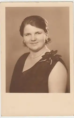 (18776) Foto AK junge Frau mit Schulterblume und Perlenkette