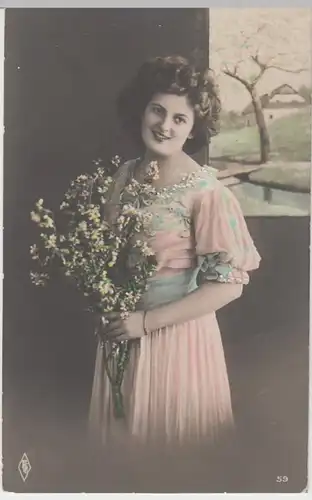 (14951) Foto AK junge Frau mit Blütenzweig, coloriert, 1910