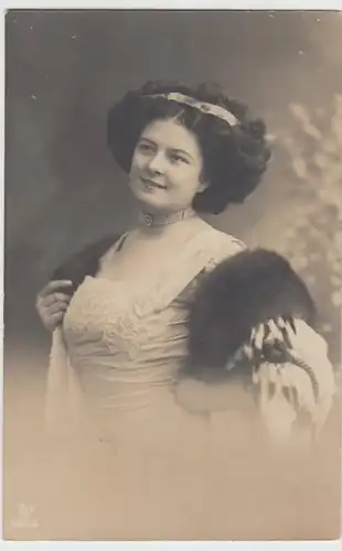 (14862) Foto AK junge Frau mit Pelz und Halsband 1911