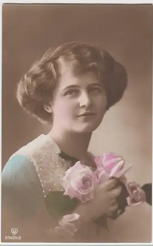 (14827) Foto AK junge Frau mit Rosen, coloriert, vor 1945