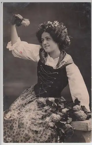 (110434) Foto AK junge Frau mit Blumen, Feldpost 1914