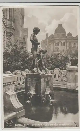 (73365) Foto AK Düsseldorf, Brunnen vor dem Gymnasium, vor 1945