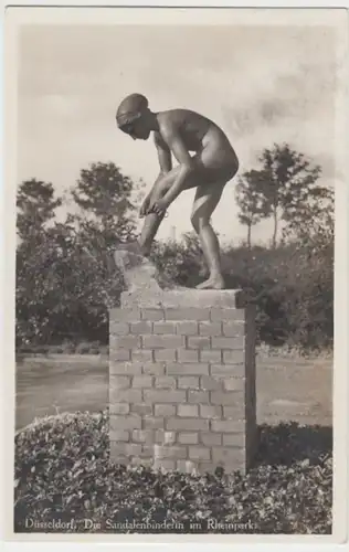 (12779) Foto AK Düsseldorf, Rheinpark, Die Sandalenbinderin 1934