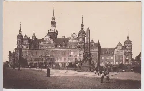(90406) AK Dresden, Schloss m. Wettin-Obelisk, vor 1945
