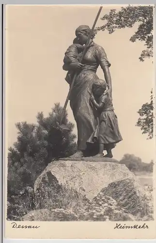 (115202) Foto AK Dessau, Statue >Heimkehr< 1930/40er