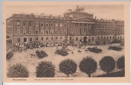 (101344) AK Braunschweig, Parade unserer Husaren vor dem Schloss, vor 1919