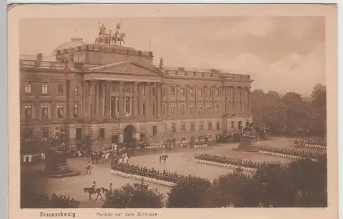 (101343) AK Braunschweig, Parade vor dem Schloss, Militär, Soldaten, vor 1919