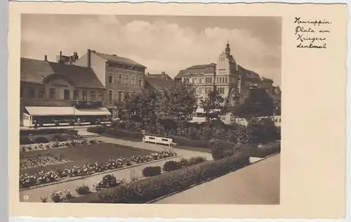 (41018) Foto AK Neuruppin, Platz am Kriegerdenkmal 1930er