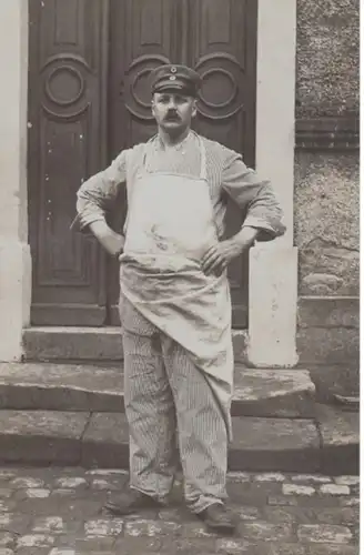 (1715) AK Mann, Fleischer? vor Haustür, vor 1945