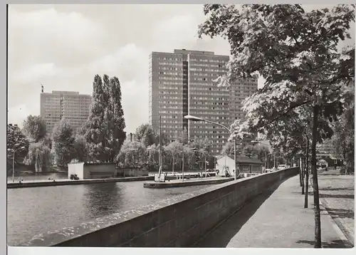 (86249) Foto AK Berlin DDR, Hochhäuser an der Fischerinsel mit Schleuse 1972