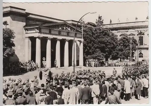 (86182) Foto AK Berlin DDR, Wachablösung am Mahnmal (Neue Wache) Foto 1962