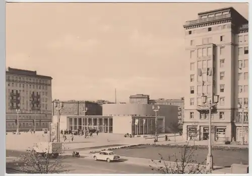 (86146) Foto AK Berlin DDR, Karl-Marx-Allee, Filmtheater Kosmos, 1963