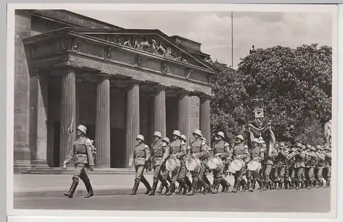 (86009) Foto AK Berlin, Unter den Linden, Ehrenmal, Wachaufzug 1933-45