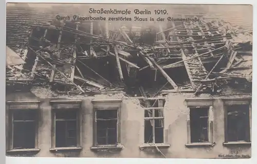 (85993) Foto AK Berlin, Straßenkämpfe, Blumenstr., Bombentreffer 1919