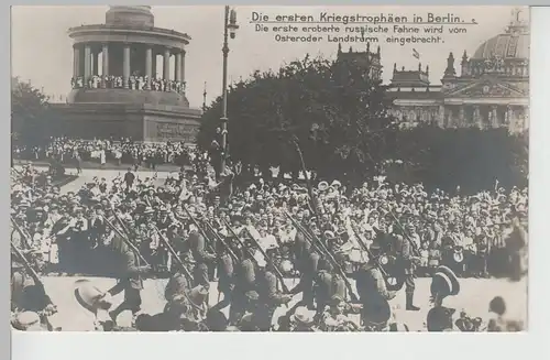 (83665) Foto AK Berlin, erste Kriegstrophäen a.d. Siegessäule 1914