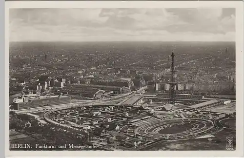 (66962) Foto AK Berlin, Funkturm und Messegelände, Flieger-Foto 1933-45