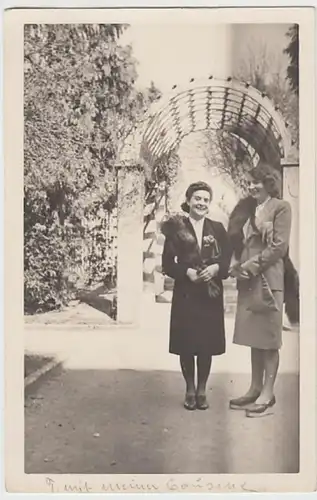 (28695) Foto AK Frauen in einem Park in Berlin 1942