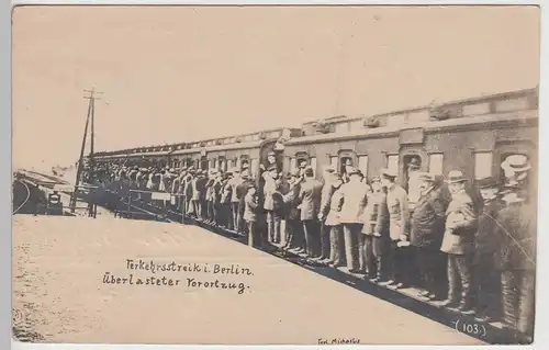 (111343) Foto AK Berlin, Verkehrsstreik 1920, überlasteter Vorortzug