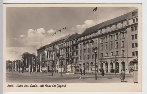 (108647) Foto AK Berlin, Unter den Linden mit Haus der Jugend, 1952