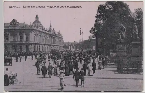 (105341) AK Berlin, Unter den Linden, Aufziehen der Schlosswache, 1916