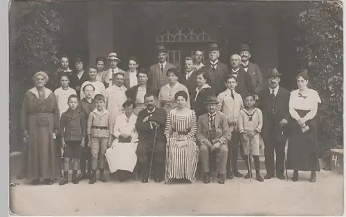 (82968) Foto AK Bad Reichenhall, Personengruppe vor Gebäude, 1918