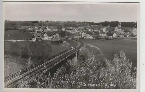 (71712) Foto AK Illerbeuren, Blick über Eisenbahnbrücke zum Ort