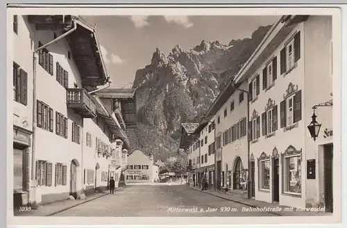 (36254) Foto AK Mittenwald, Bahnhofstraße mit Karwendel, 1937