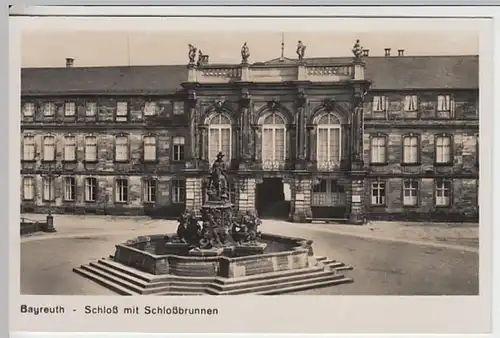 (22105) Foto AK Bayreuth, Schloss mit Brunnen