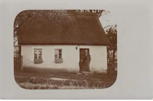 (667) AK Wohnhaus mit Reetdach, Mann und Junge, vor 1945