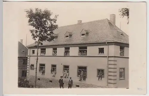 (33981) Foto AK Gebäude, Personen schauen aus allen Fenstern, vor 1945