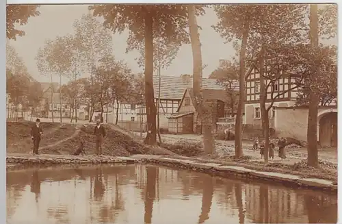(22719) Foto AK Dorf mit Fachwerkgehöften, Teich, vor 1945