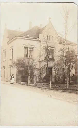 (106053) Foto AK Wohnhaus, Villa, junge Frau mit Korb 1912
