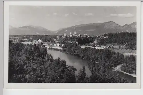 (100306) Foto AK Stadt am Fluss, Berge, Kirchen, Ort unbekannt