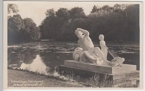 (98045) Foto AK Schwetzingen, Schlossgarten, Skulptur -Die Donau-, vor 1945