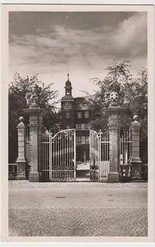 (79533) Foto AK Schwetzingen, Eingangstor zum Schlossgarten 1957