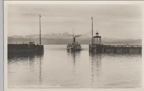 (79050) Foto AK Friedrichshafen am Bodensee, Hafeneinfahrt