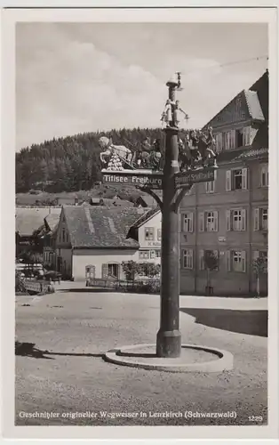 (40840) Foto AK Lenzkirch, geschnitzter Wegweiser