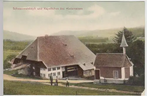 (36346) AK Hinterzarten, Schwarzwaldhaus u. Kapellchen, 1905