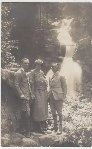 (32925) Foto AK Personen am Wasserfall, vermutl. Triberg, vor 1945